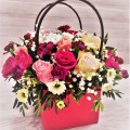 Композиция из роз и гвоздик с сантини в сумочке - фото №2