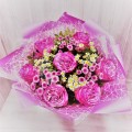 Букет из роз и сантини с матрикариями - фото №2