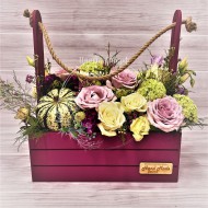 Композиция из роз и эустом с декоративными тыквами в деревянном ящике