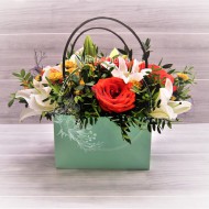 Композиция из роз и лилий с хризантемами в сумочке