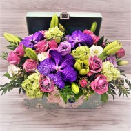 Композиция "Чемодан" из роз с лилиями и орхидеями