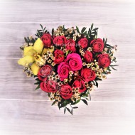 Композиция "Сердце" из роз с орхидеей