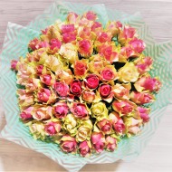 Монобукет из 65 зелёно-розовых и зелёно-персиковых роз (Кения)