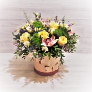 Композиция из роз и орхидей с диантусами и лизиантусами в шляпной коробке