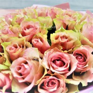 Монобукет из 45 зелёно-розовых роз (Кения)