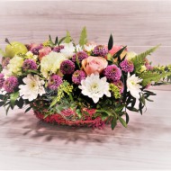 Композиция "Лодочка" из хризантем с гвоздиками и розами