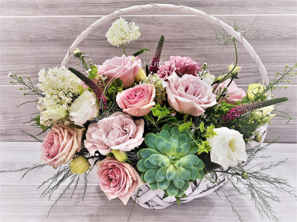 Цветочная композиция из роз на стол молодоженов